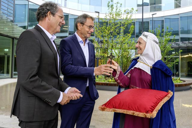 Ein symbolischer Akt: Königin Agnes von Ungarn (dargestellt durch die Schauspielerin Salomé Jantz) überreicht KSBCEO Adrian Schmitter (links) und VR-Präsident Daniel Heller den Schlüssel für den Neubau. Foto: zVg