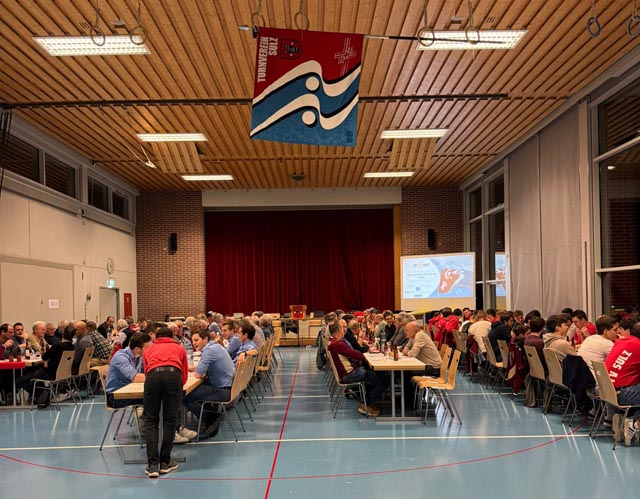 Die neue Vereinsfahne hängt über der 115. Generalversammlung des Turnverein Sulz. Foto: zVg