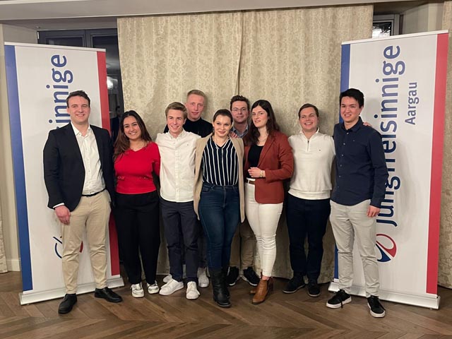 Der alte und neue Vorstand der Jungfreisinnigen Aargau (von links): Juri Wildi, Paloma Spiess, Etienne Frey, Timon Siffert (neu), Anna Staub, Timo Stettler (neu), Martina Eigenmann (neu), Michael Umbricht, Tim Voser. Foto: zVg