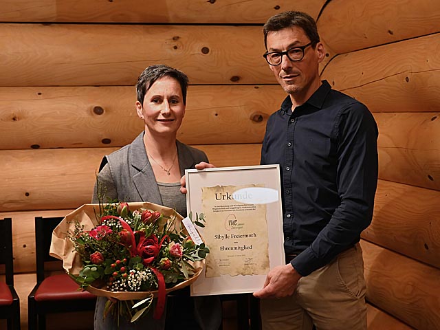 Marco Barbazza, Präsident des VMCZ, gratuliert dem neuen Ehrenmitglied Sibylle Freiermuth. Foto: Christine Steck