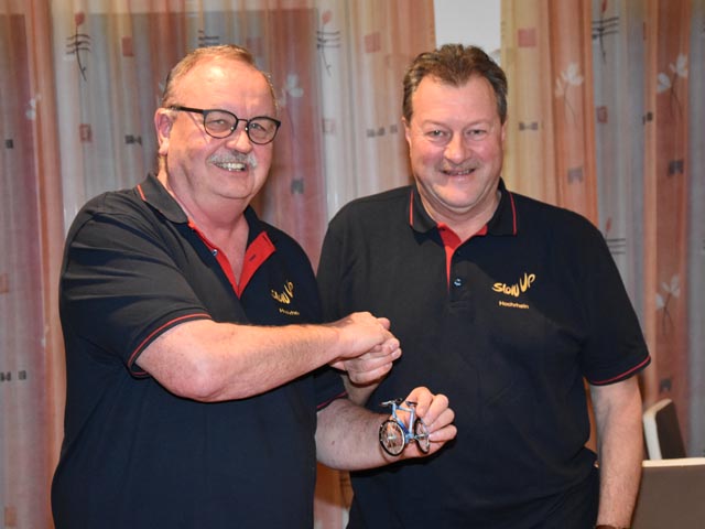 Velo- statt Schlüsselübergabe vom bisherigen zum neuen Präsidenten: Geri Zumsteg (links) und sein Nachfolger Franz Ruckli. Foto: Jörg Wägli