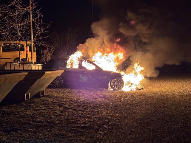 Autobrand in Ueken. Foto: Polizei AG