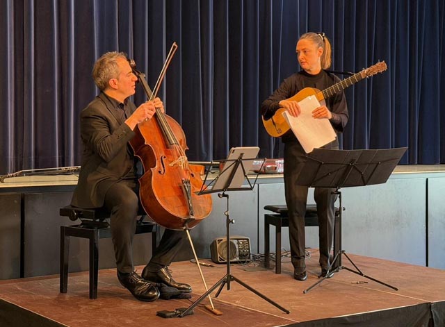 Jonas Iten und Priska Weibel leiteten das neue Jahr musikalisch ein.