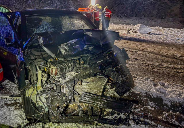 Eine Frontalkollision in Bubendorf führte zum Totalschaden an beiden Fahrzeugen, und mehrere Personen wurden verletzt.