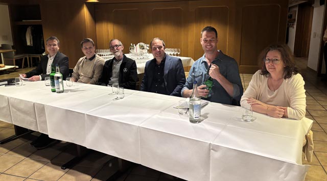 Bild, von links: Robert Weniger (Ortsparteipräsident), Michael Tscheulin (Vorstandsmitglied), Roland Härri (Vorstandsmitglied), Lukas Reimann (Nationalrat SVP SG), Christoph Riner (Nationalrat SVP AG), Alexandra Leimgruber-Jud (Gemeinderätin Frick)