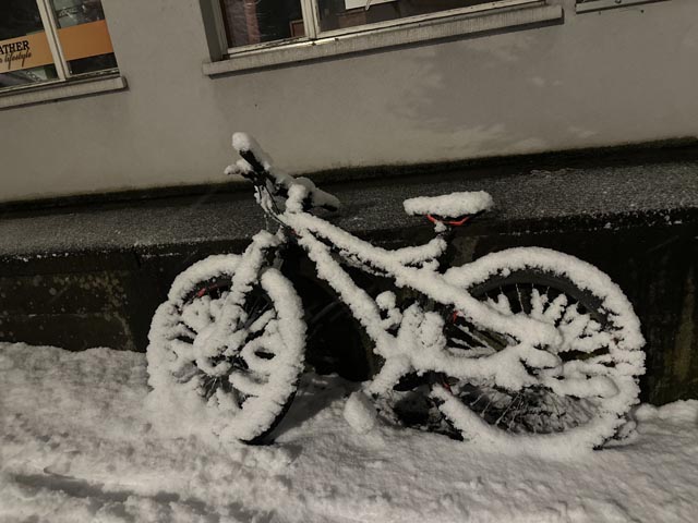 Ein Schneefahrrad, nur bei Minustemperaturen fahrbar. Foto: Sonja Fasler