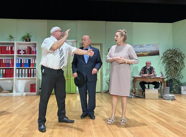 Franz Matter zeigt klar, was er von den Dauernörgeleien der Dorfbewohner hält. Foto: zVg