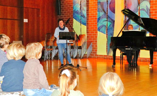 Ursula Roth erzählt mit musikalischer Begleitung die Geschichte der Kleinen Hexe. Foto: zVg