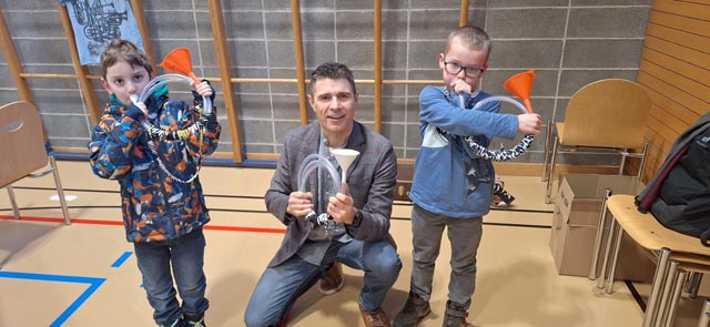 Beim Workshop durften die Kinder Instrumente basteln.