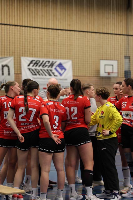 Die Damen des TSV Frick während eines Team-Time-Out