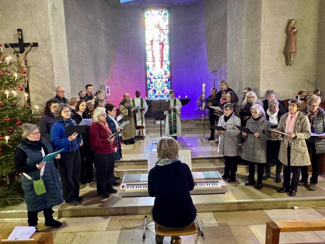 Der Kirchenchor Wegenstetten-Hellikon gestaltete den Gottesdienst mit schwungvollen und ausdrucksstarken Liedern. Foto: Fritz Imhof