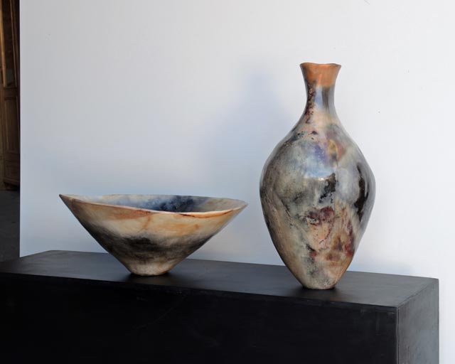 Frauke Roloff, Schale und Vase. Grosses Ensemble, 2025, Rauchbrandkeramik. Foto: Frauke Roloff