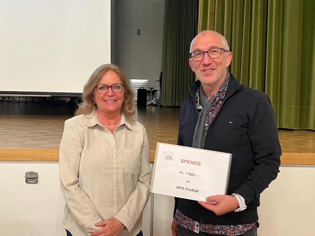 Patricia Haller überreichte dem Vertreter der Heilpädagogischen Schule Fricktal, Urs Jakob, einen Scheck über 1000 Franken.