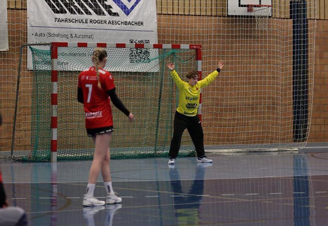 Die Fricker Handballerinnen erkämpften sich erneut einen Sieg: Rahel Fankhauser im Tor und Ayla Romano auf dem Spielfeld. Foto: zVg