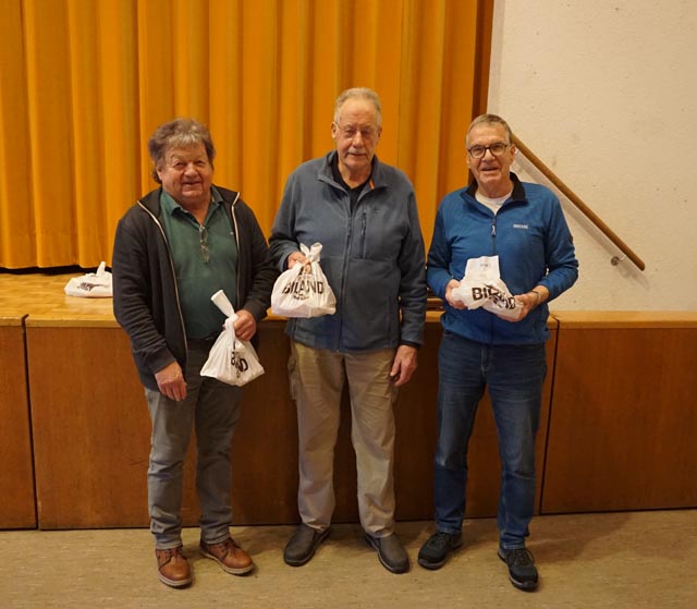 Sieger George Brogli aus Wittnau (mitte), Zweiter Heinz Kim aus Zuzgen (links) und Dritter Martin Schlienger aus Hellikon (rechts). Foto: zVg