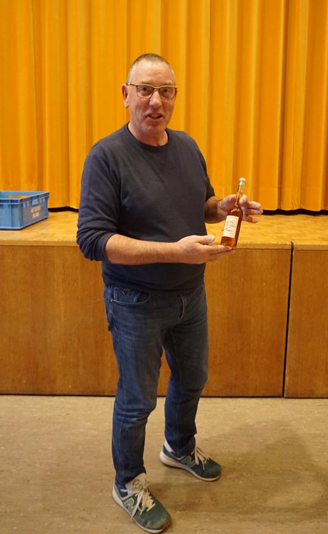  Der Trostpreis ging an Peter Jeck aus Zeiningen. Foto: zVg