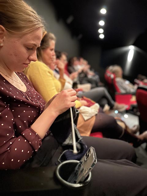 Stricken und Häkeln in Kinosesseln zum Takt der ABBA-Songs. Foto: Sonja Fasler
