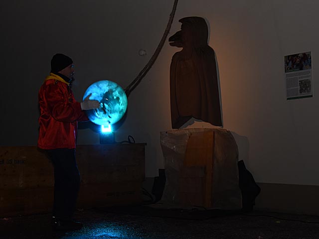 Noch ist Haldejoggeli in der Mostflasche – aber nicht mehr lange... Foto: Jörg Wägli