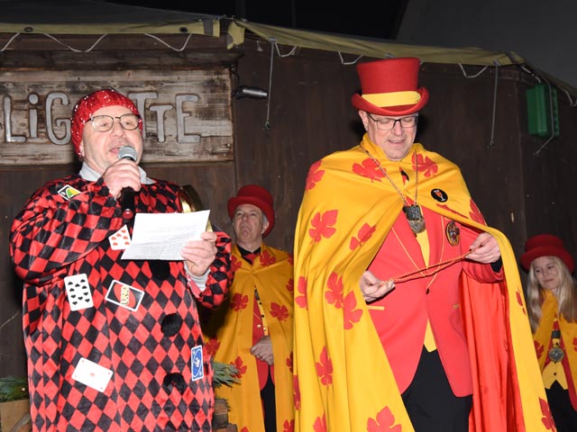 Vizeammann Willy Burkhalter (links) kapituliert und übergibt die Regierungsgeschäfte mit launigen Worten Narrenvater Marco Zaugg. Foto: Jörg Wägli