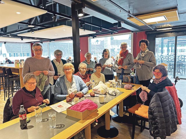 Die Idee von Michelle Gutsche (links, stehend) komm bestens an. Mit dabei beim zweiten Treffen ist auch Eveline Dillinger, Leiterin der Beratungsstelle der Pro Senectute Bezirk Laufenburg (stehend, Zweite von rechts). Foto: Sonja Fasler