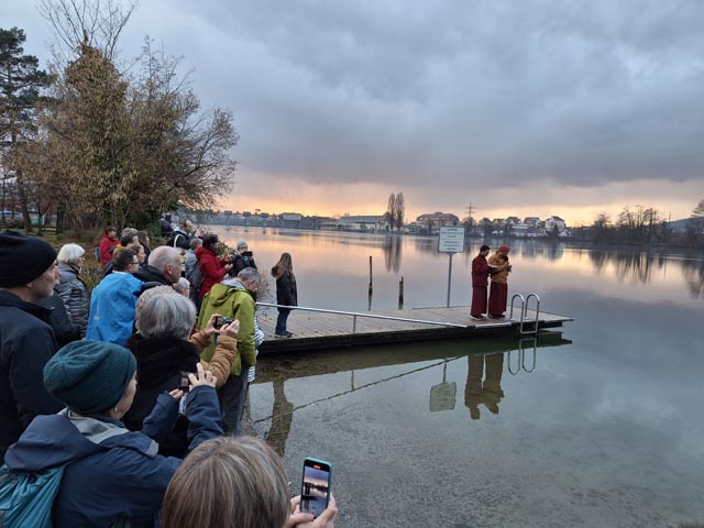 Unter grosser Anteilnahme der Bevölkerung übergaben die tibetischen Mönche das Sandmandala dem Rhein. 