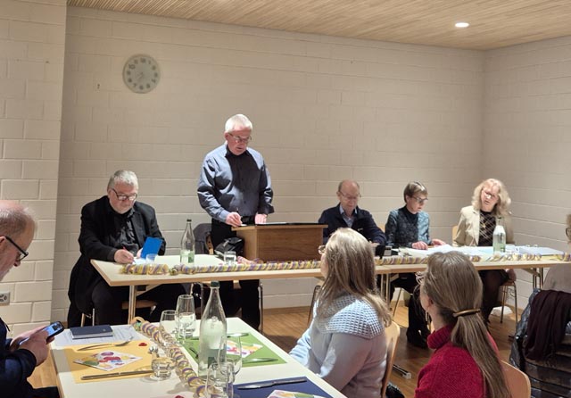 Links Dirigent Matthias Heep, rechts von ihm der Vorstand. Foto: zVg