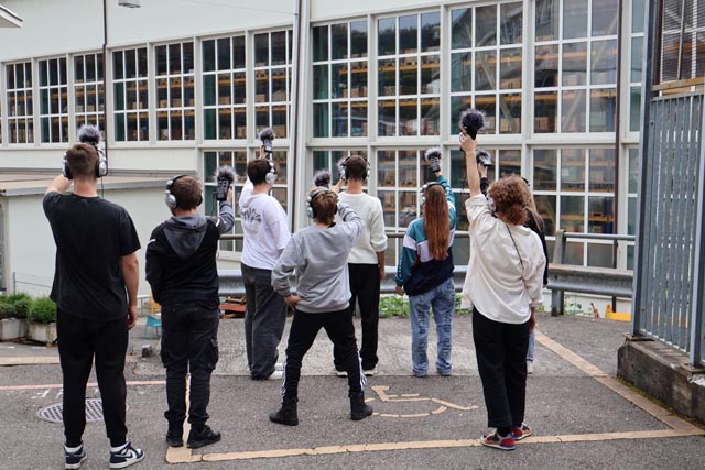 Im Rahmen des Prozessor-Projekt «Sound Gate» sammelten Schülerinnen und Schüler der Berufsfachschule Baden BBB mit Aufnahmegeräten Geräusche aus ihrem Arbeitsalltag und verdichteten diese zu Klangkompositionen. Foto © Gerda Baumgartner