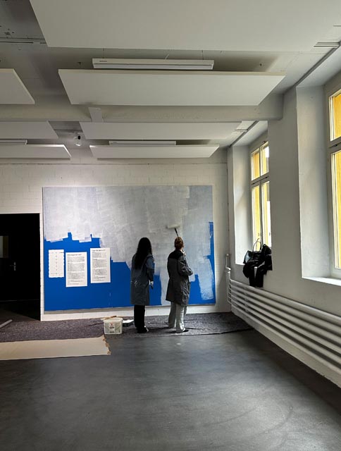 chülerinnen und Schüler der Oberstufe Baden beim Aufbau der Ausstellung zum Prozessor-Projekt WORTART2425. Foto: © Zukunftslabor