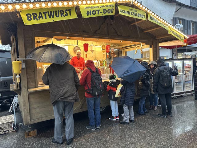 Etwas Warmes im Bauch. Die Essensstände waren am beliebtesten. Foto: Sonja Fasler