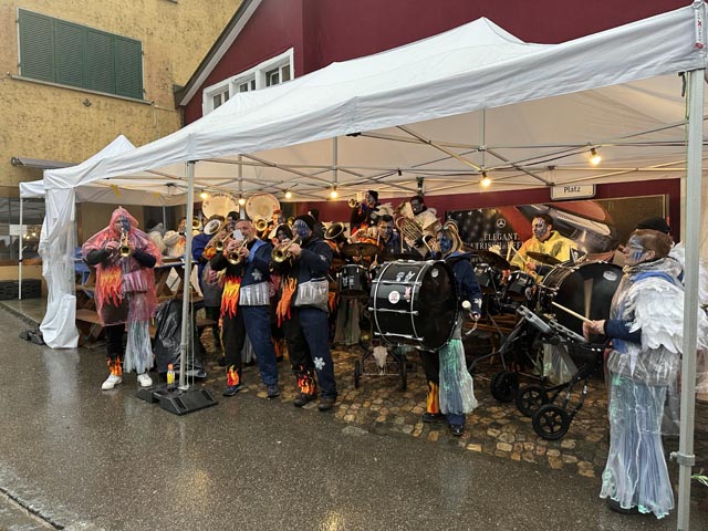 Die Chriesichlöpfer aus Wölflinswil spielten tapfer gegen Wind und Wetter an. Foto: Sonja Fasler