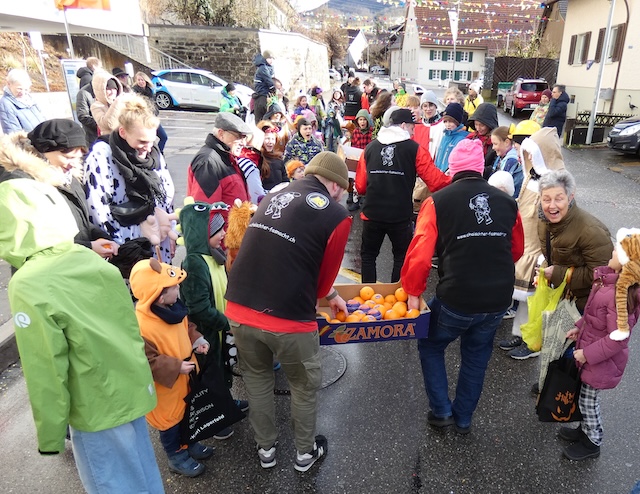 Der Elferrat verwöhnt die kleinen Fasnächtler mit seinen Gaben. Foto: Jörg Wägli