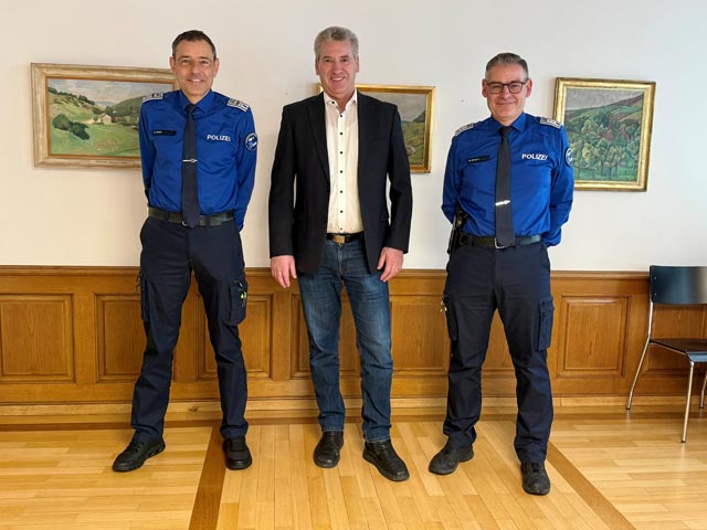 Von links: Vizepolizeichef Daniel Meier, Präsident des Führungsausschusses Daniel Suter und Polizeichef Werner Bertschi beim Jahresrapport der Polizei Oberes Fricktal. Foto: Susanne Hörth