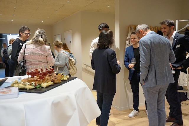 Die Gäste zeigen sich am Eröffnungsabend beeindruckt von den Räumen und dem Therapieangebot. Foto: zVg