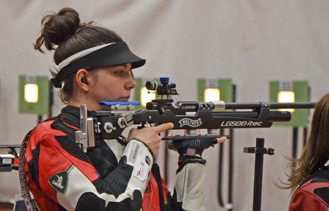 Erstes Bild: Volle Konzentration bei Gewehrschützin Chiara Leone; die Olympiasiegerin scheiterte bei der Verteidigung ihres Schweizer Meistertitels auf die 10-m-Distanz. Foto: msch