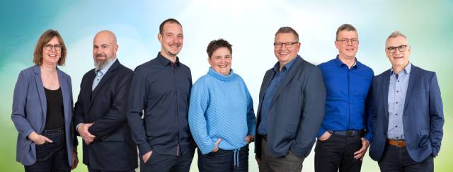 Der Gemeinderat mit Verwaltungsleitung, von links: Claudia Balz, Gemeindeschreiberin, Markus Schlatter, Gemeindeschreiber, Michael Frauchiger, Vizeammann, Corine Jeker, Gemeinderätin, Robert Schmid, Gemeindeammann, Alexander Zürcher, Gemeinderat, Guy David, Gemeinderat