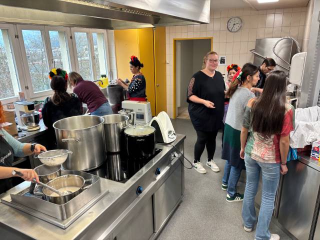Die Teilnehmenden erhalten die Möglichkeit, landestypische Gerichte zuzubereiten und mehr über die verschiedenen Bundesländer und Dialekte zu erfahren. Foto: zVg