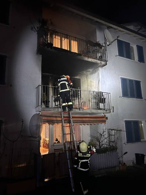 Die Hausfassade wurde bei dem Brand in Mitleidenschaft gezogen.