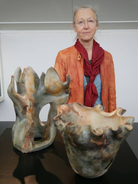 Frauke Roloff mit ihren Keramiken