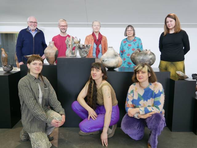 Stehend, von links, bei den Keramiken Frauke Roloffs: Rudolf Lüscher, Michael Hiltbrunner, Frauke Roloff, Nika Schudel und Patrizia Solombrino; vorne, von links: Aëla Maï Cabel, Pauline Marx und Maëtte Lannuzel.