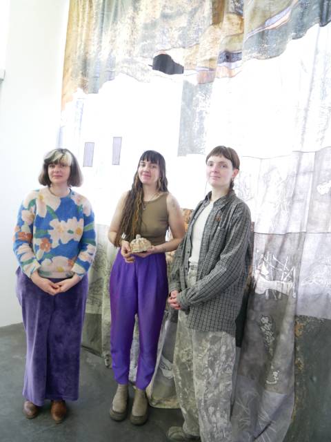 Maëtte Lannuzel, Pauline Marx und Aëla Maï Cabel vor ihrem Gemeinschaftswerk