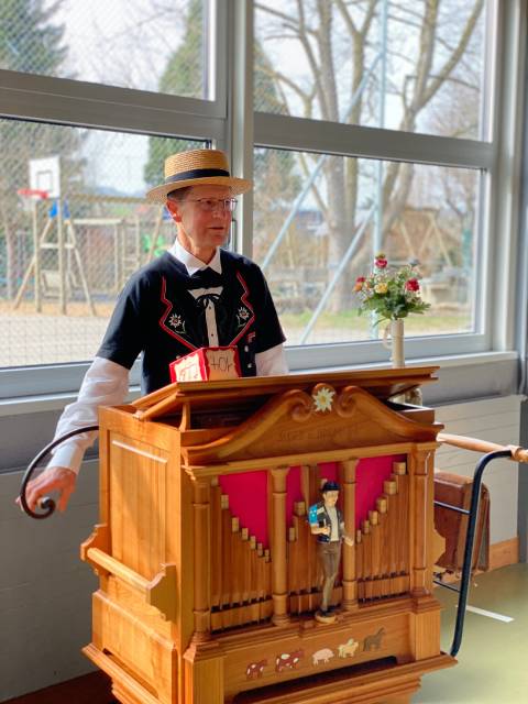 «Manfred» aus Staufen spielte auf seiner Drehorgel.