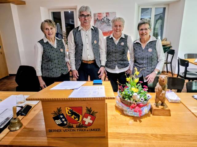 Ganz rechts: Co-Präsidentin und Dirigentin und Aktuarin Catherine Gasser sowie Madeleine Tschannen; links Ueli von Gunten (Beisitzer) und ganz linksaussen Elisabeth Fankhauser (Schatzmeisterin)
