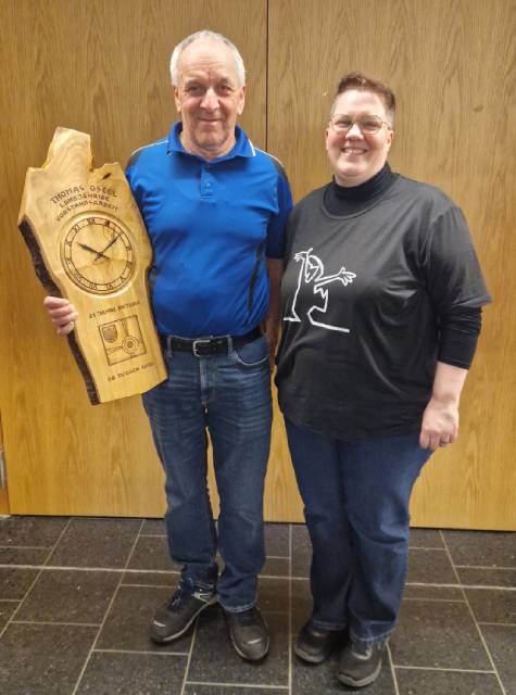 Nach vielen Jahren Engagement übergab Thomas Gsell ( links) das Amt des Aktuars der SG Zuzgen an Sonja Biedermann.