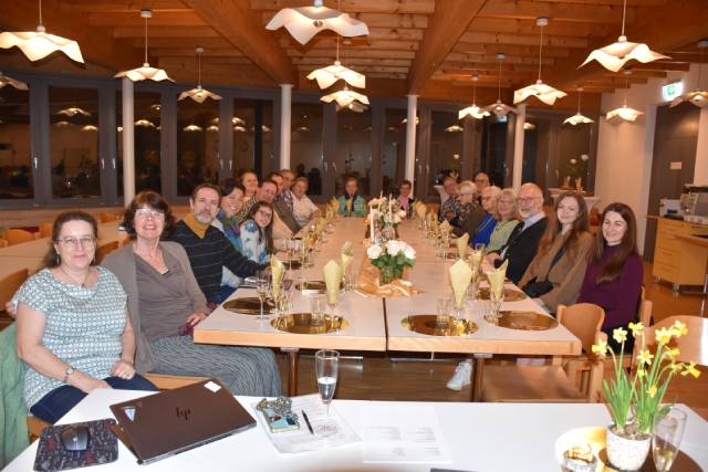 Aktive und Gäste beim fröhlichen Zusammensein