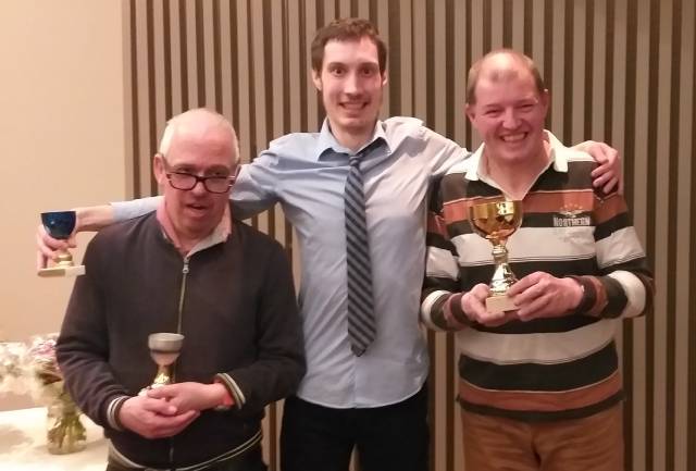 Die Jubilare Roger und Patrick durften einen Pokal für ihre zehnjährige Mitgliedschaft und Stefan (rechts im Bild)  für grossartige 40 Jahre aktives Turnen entgegennehmen.