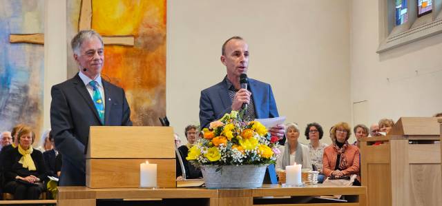 Tom Steiner, Vizepräsident der Kirchpflege, würdigte den scheidenden Pfarrer.