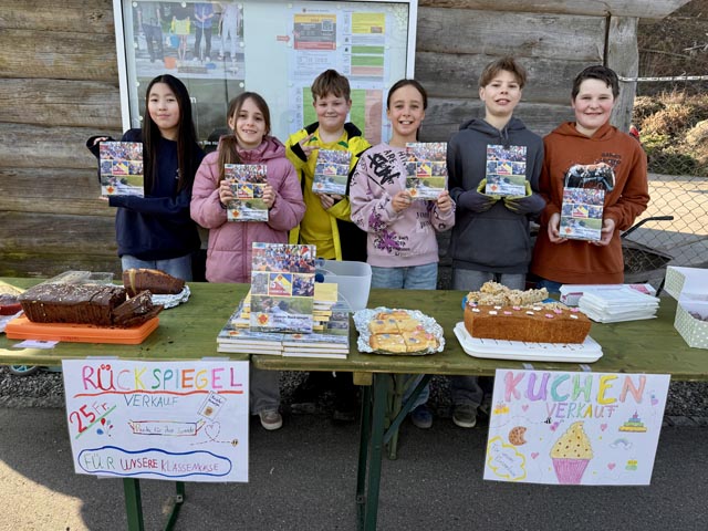 Beim «Boll» und vor dem Volg boten Fünft- und Sechstklässler der Primarschule Kaisten den Kaister Rückspiegel, zusammen mit verlockend Süssem, zum Kauf an. Foto: Urs Müller