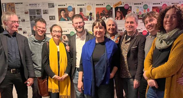 Von links: Ruedi Bürgi, Co-Präsident Aargauischer Kulturverband AGKV; Benny Stöckli, Vorstand Meck; Elisabeth Burgener, eh. Grossratspräsidentin und Vorstandsmitglied Meck, Gipf-Oberfrick; Alain Burger, Grossrat SP, Wettingen; Margot Reimann, Vorstandsmitglied Meck; Monika Urech;  Daniel Urech, Grossrat SVP, Niederlenz; Andreas Fischer Bargetzi, Grossrat Grüne, Möhlin; Dagmar Fischer Bargetzi