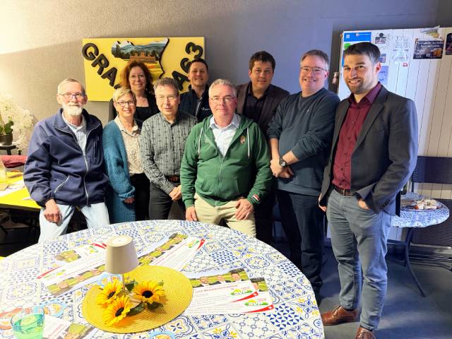 Roland Härri, Vreni Grenacher, Gemeinderätin Alexandra Leimgruber-Jud, Ortsparteipräsident Robert Weniger, Michael Tscheulin, Alex Meier, Andreas Tscheulin, Adrian Speckert und als Gast Grossrat Emanuel Suter (von links). Foto: zVg