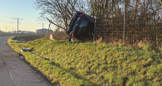 Obwohl sich das Auto überschlug, blieb der Fahrer unverletzt.